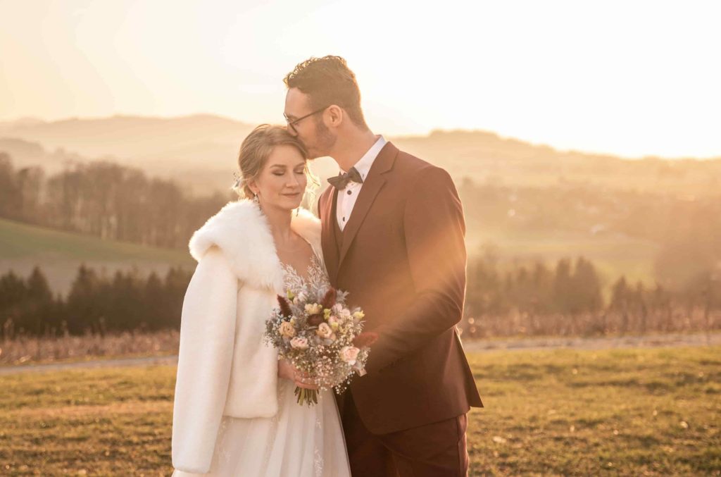 roter Hochzeitsanzug im Sonnenuntergang