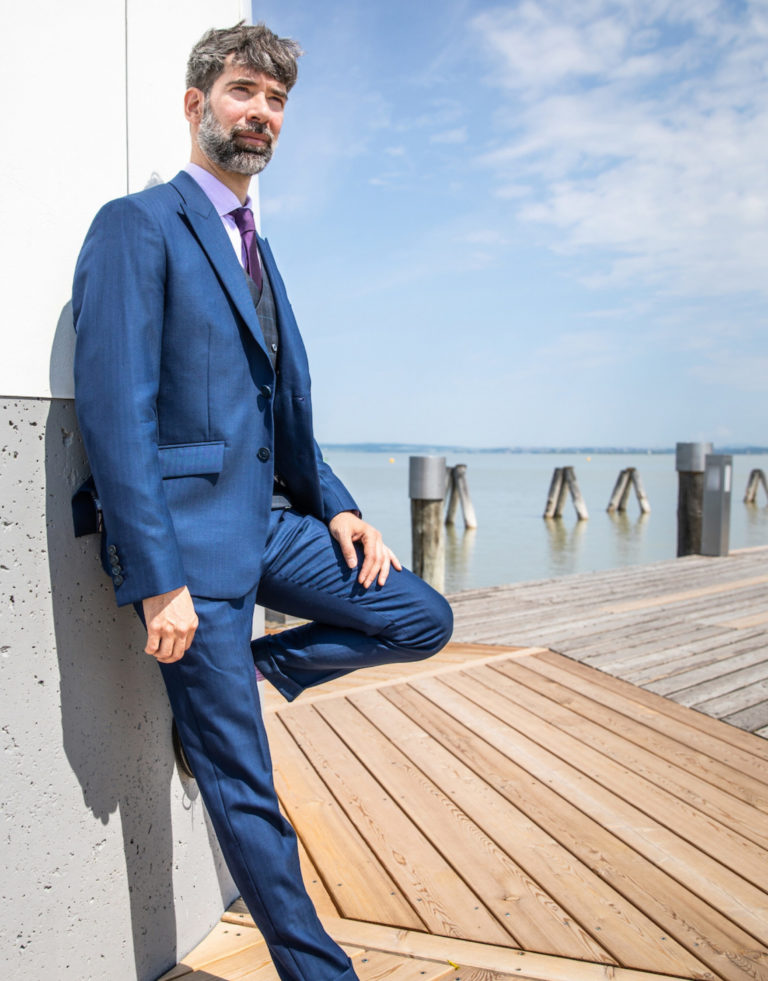 Blauer Maßanzug mit Gilet und Krawatte