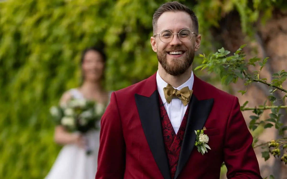 Roter Anzug für einen Ball oder auch für die eigene Hochzeit