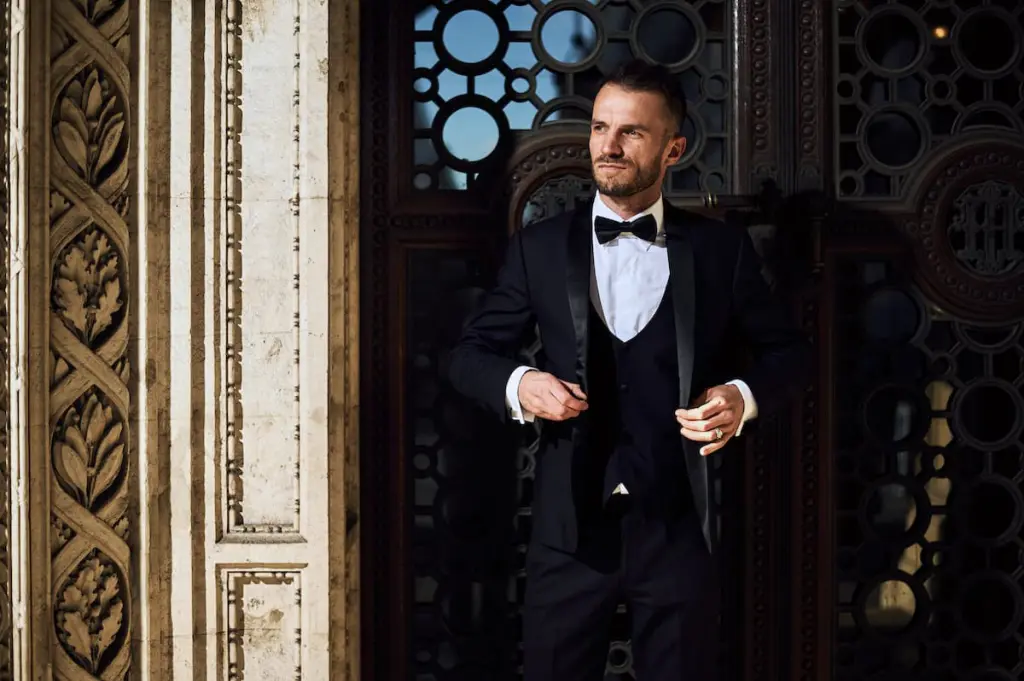 Ein nachtblauer Smoking verleiht eine Aura von Gelassenheit.