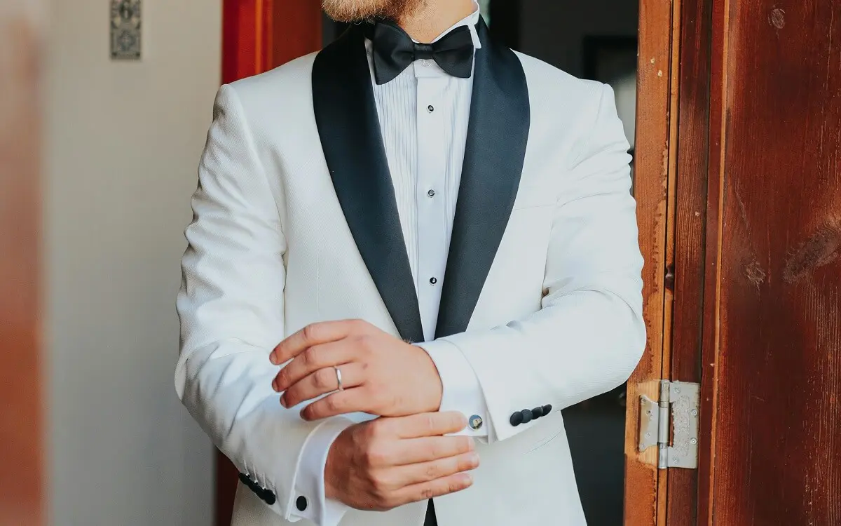 Auch Dinner Jacket genannt ist es eine echte Alternative zum Smoking